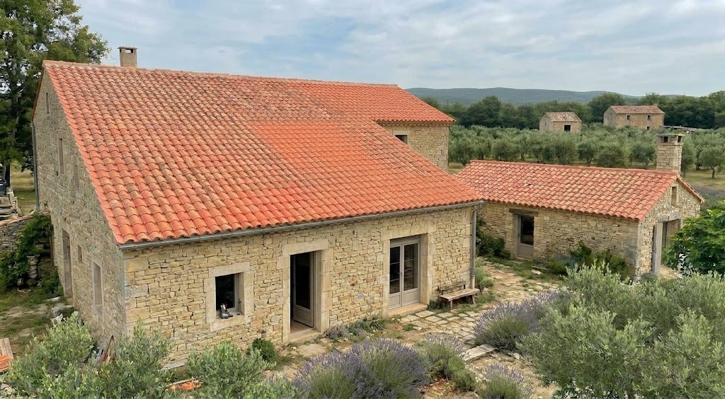 Rénovation complète d'une toiture en tuiles en cours de chantier